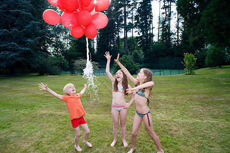 孩子们放飞红色气球图片