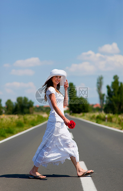 走在公路上的女孩图片