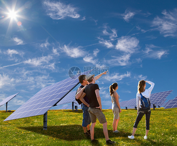 人们站在太阳能电池板旁图片