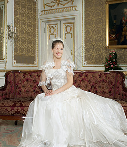 穿着婚纱的新娘微笑背景图片