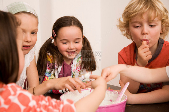 男孩女孩吃奶油图片