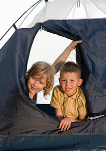 海边帐篷里的男孩和女孩图片