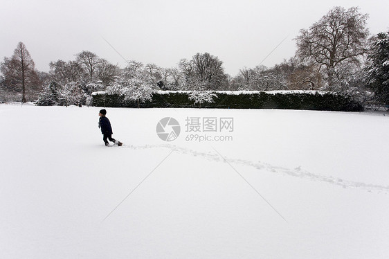 男孩走过雪地图片