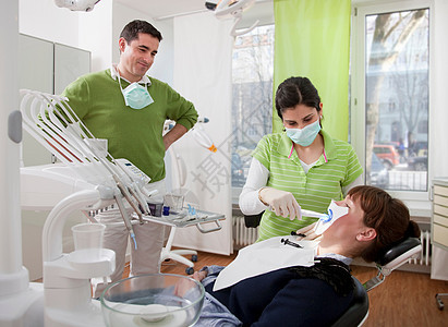 牙科医生和外科病人图片