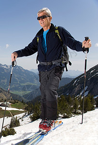 高山滑雪老人图片