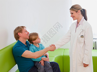 医生和病人在候诊区图片