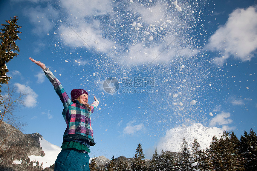 向空中扔雪的女孩图片