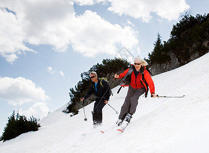 老年夫妇在山上滑雪图片