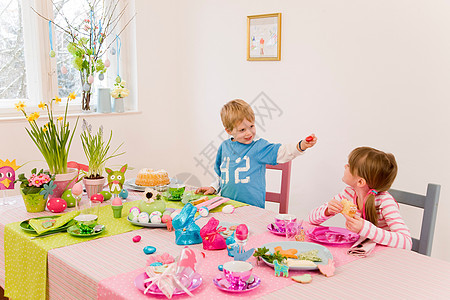 男孩女孩和复活节餐桌图片