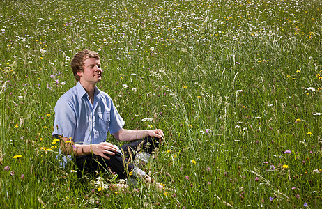 在草地上打坐冥想图片