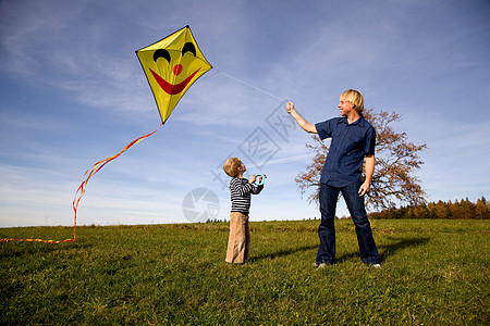 男孩和父亲放风筝高清图片