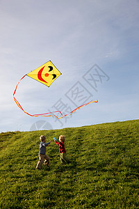 看天空的男孩两个男孩放风筝背景