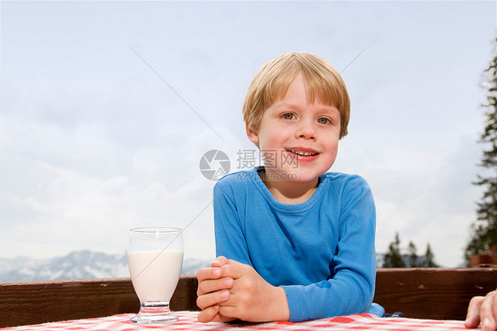 男孩在山顶户外喝牛奶图片