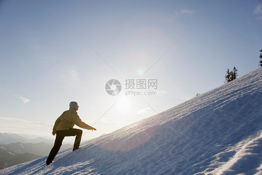 攀登雪山的人图片