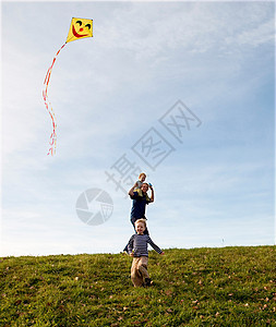 两个男孩和父亲放风筝图片