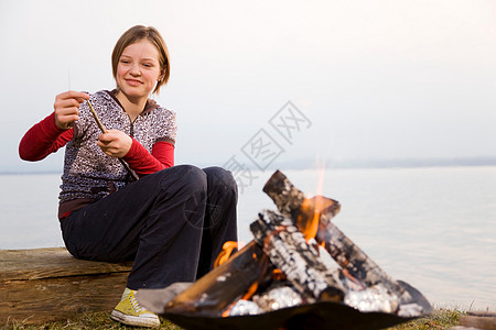 烧烤炉上的女孩雕刻棒图片