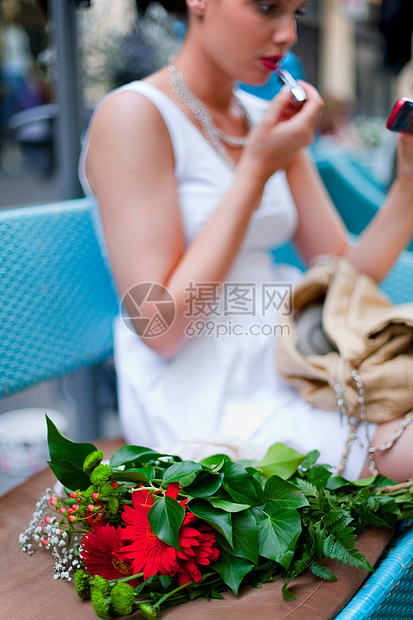 有花的年轻女子图片