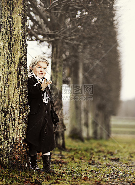 乡村里靠树的女孩图片