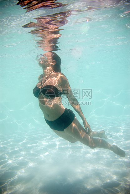 女人在水下游泳图片