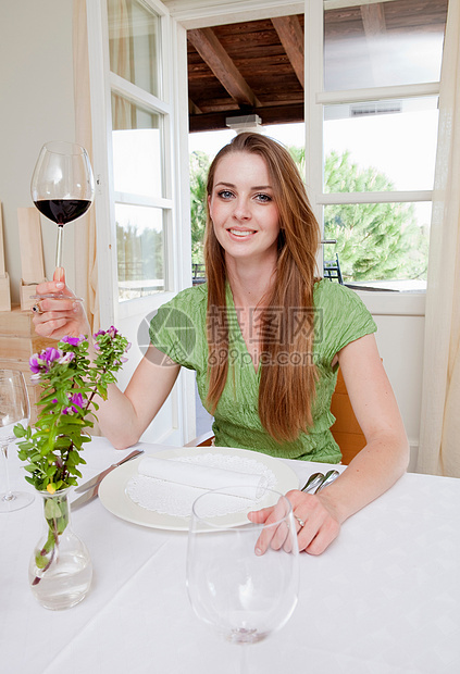 餐厅的女人喝酒图片