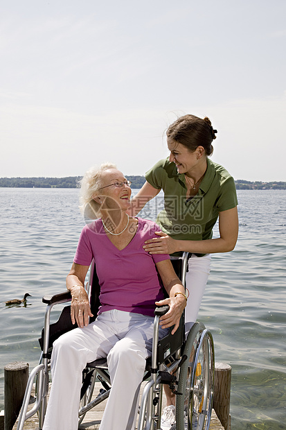 坐轮椅的妇女和老年妇女图片