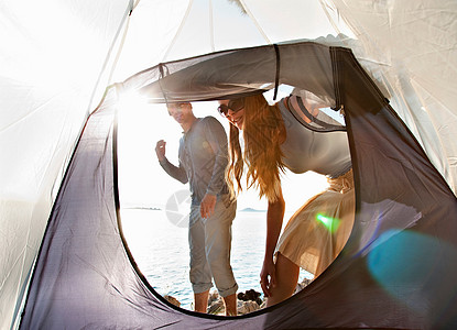 海边带帐篷的夫妇图片