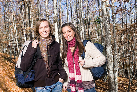 森林里两个年轻女人的肖像图片