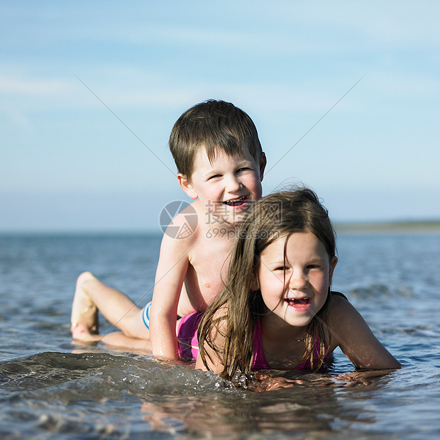 孩子们在海滩上嬉戏图片