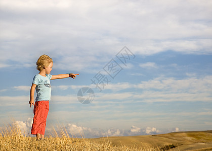 男孩指向远处背景图片
