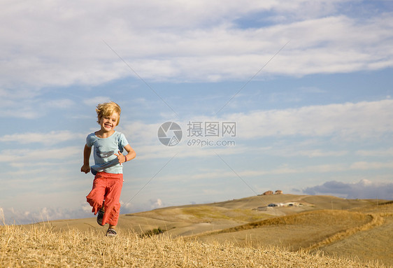 男孩跑过田野图片