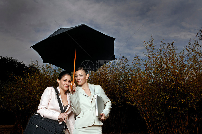 两个女人在雨伞下图片