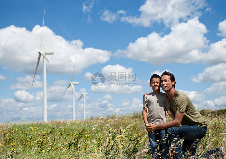 风电场里的父子图片