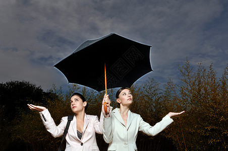 两个女人在雨伞下图片
