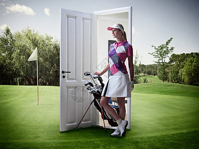 在高尔夫球场从门口冒出来的女人图片