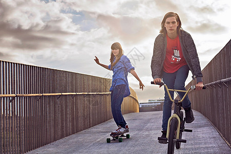 骑自行车和滑板的青少年图片