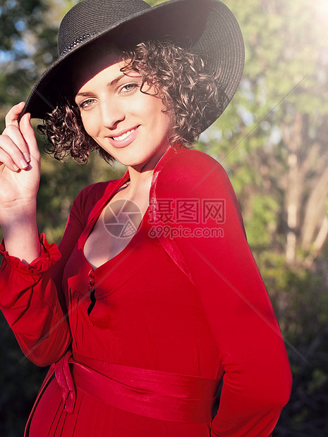 戴太阳帽的红衣女人图片