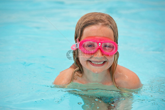 游泳池戴护目镜的女孩图片