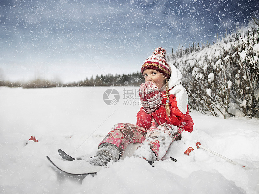 女孩在户外吃雪图片