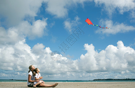 女人和女儿放风筝图片