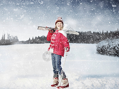 带着越野滑雪板的女孩在雪地里图片