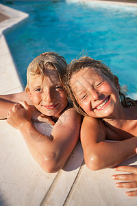 游泳池里微笑的孩子图片