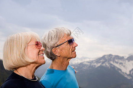 山上的老年夫妇图片