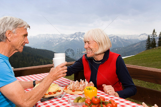老年夫妇在山上吃饭图片