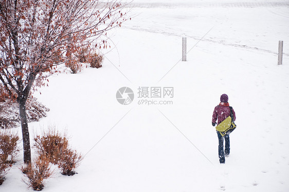 在雪地里行走的女人图片