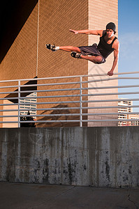 运动员跳过城市墙图片