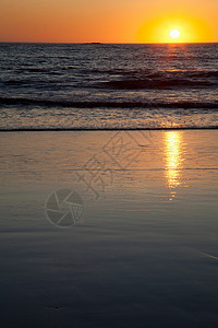 海滩上的落日图片