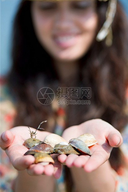 在海滩上找贝壳的女人图片