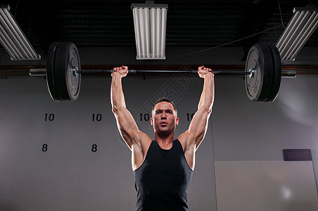 男人在举重运动在健身房举重背景