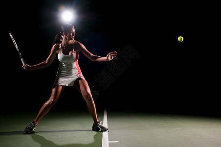 女人在室内打网球图片