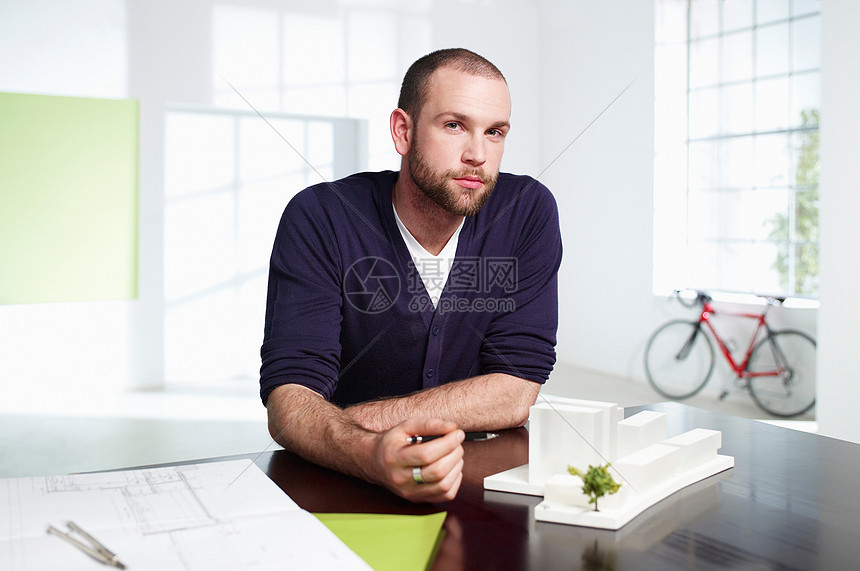 绿色办公室年轻男性建筑师图片